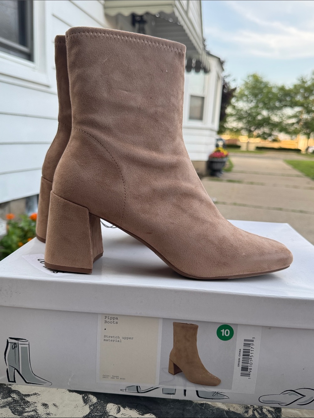 Women's Ankle Boot in Taupe Suede